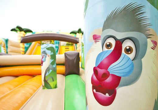 Koop inflatable mega glijbaan in thema jungle world met 3D-obstakels voor kinderen. Bestel opblaasbare glijbanen nu online bij JB Inflatables Nederland