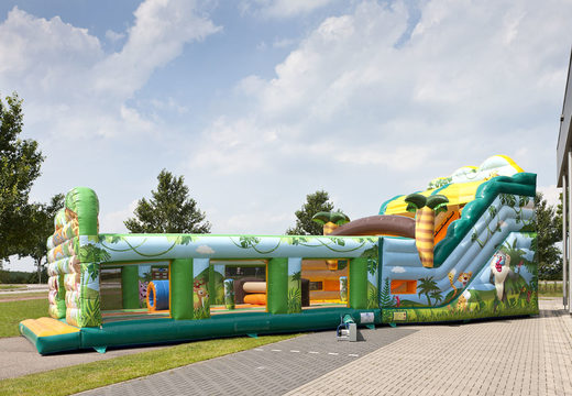 Bestel een inflatable extra brede Jungle World XL slide met 3D-obstakels voor kinderen. Koop opblaasbare glijbanen nu online bij JB Inflatables Nederland 
