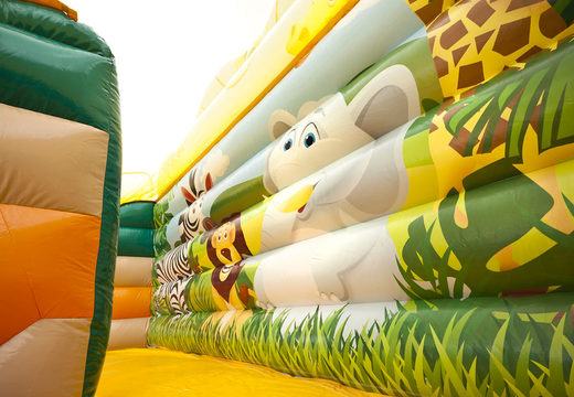 Opblaasbare mega slide in thema jungle world met 3D-obstakels bestellen voor kids. Koop opblaasbare glijbanen nu online bij JB Inflatables Nederland 