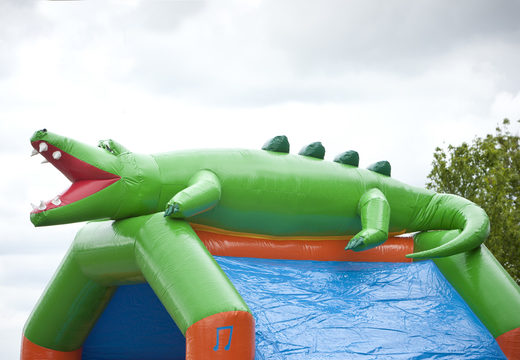 Krokodil opblaasbaar overdekt springkasteel met verschillende obstakels, een glijbaan en een 3D object op het dak kopen bij JB Inflatables Nederland. Bestel online springkastelen bij JB Inflatables Nederland