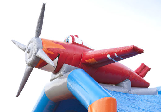 Overdekt multifun luchtkussen met glijbaan in thema vliegtuig met 3D object aan de bovenkant bestellen voor zowel jonge als oudere kinderen. Koop luchtkussens online bij JB Inflatables Nederland