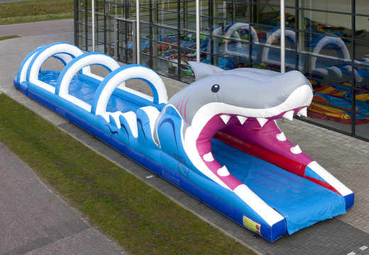 Koop opblaasbare buikschuifbaan 18 meter lang, in thema haai voor kinderen. Bestel opblaasbare glijbanen nu online bij JB Inflatables Nederland