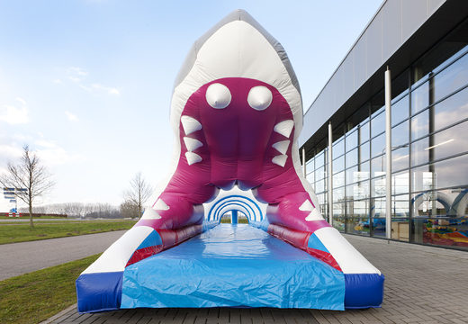 Koop 18m lange opblaasbare buikschuifbaan in thema haai voor kinderen. Bestel opblaasbare glijbanen nu online bij JB Inflatables Nederland