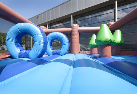 IJsbeer themed opblaasbare glijbaan met een plonsbad, indrukwekkend 3D object, frisse kleuren en de 3D obstakels kopen voor kinderen. Bestel opblaasbare glijbanen nu online bij JB Inflatables Nederland