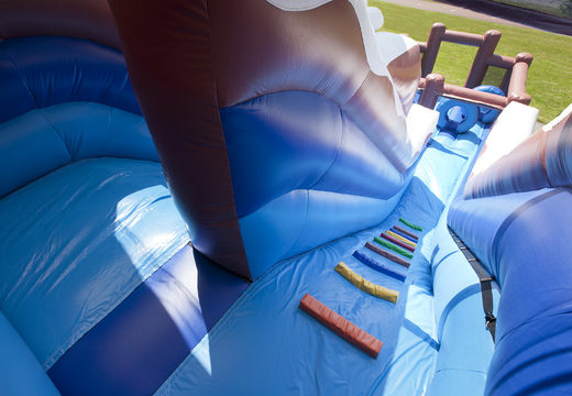 Multiplay opblaasbare glijbaan in ijsbeer thema met een plonsbad, indrukwekkend 3D object, frisse kleuren en de 3D obstakel voor kinderen kopen. Bestel opblaasbare glijbanen nu online bij JB Inflatables Nederland