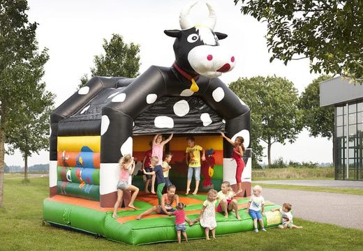 Standaard springkasteel te koop in opvallende kleuren met bovenop een groot 3D object van een koe, voor kinderen. Koop overdekt springkasteel online bij JB Inflatables Nederland
