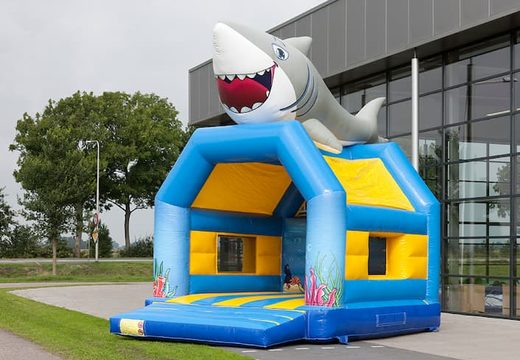 Standaard springkastelen met een 3D object van een haai aan de bovenkant kopen voor kinderen. Bestel springkastelen online bij JB Inflatables Nederland