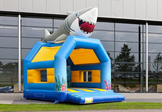 Bestel unieke standaard springkastelen met een 3D object van een haai aan de bovenkant voor kinderen. Koop springkastelen online bij JB Inflatables Nederland