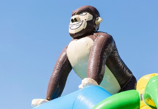 Standaard jungle springkasteel bestellen in opvallende kleuren met bovenop een groot 3D object in de vorm van een gorilla voor kinderen. Springkasteel te koop online bij JB Inflatables Nederland