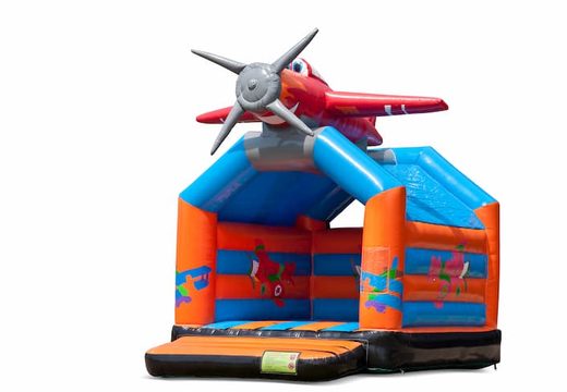 Standaard vliegtuig springkasteel kopen in opvallende kleuren met bovenop een groot 3D object voor kinderen. Koop springkasteel online bij JB Inflatables Nederland