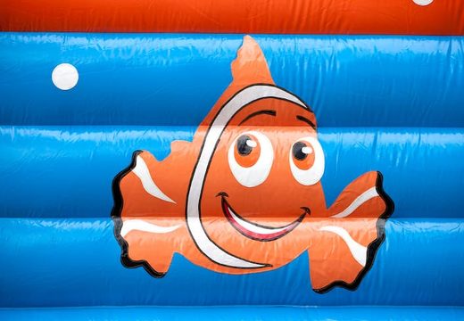 Groot overdekt springkussen kopen in thema clownvis nemo voor kinderen. Bestel springkussens online bij JB Inflatables Nederland