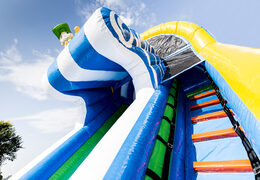 Spectaculaire opblaasbare glijbaan in thema surf met vrolijke kleuren bestellen voor kinderen. Koop opblaasbare glijbanen nu online bij JB Inflatables Nederland