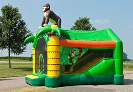Koop shooting combo small jungle springkasteel overdekt met schiet spel en glijbaan voor kinderen. Bestel opblaasbare springkastelen online bij JB Inflatables Nederland