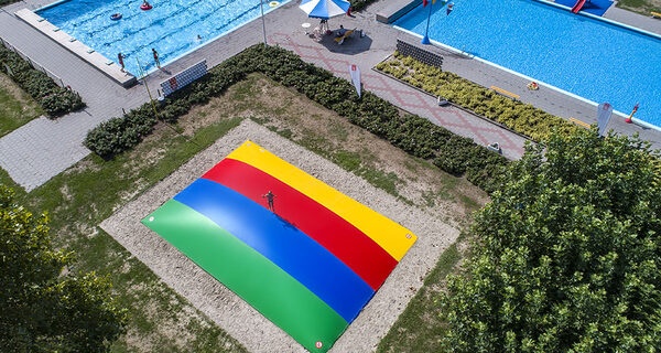 Maatwerk regenboog airmountain opblaasbaar voor kinderen bestellen bij JB Inflatables Nederland. Vraag nu gratis ontwerp aan voor opblaasbare springbergen in eigen huisstijl