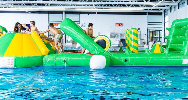 Opblaasbare Zwembadspelen Kopen en Huren. Opblaasbare waterstormbanen voor in het zwembad en voor buiten water van JB Inflatables