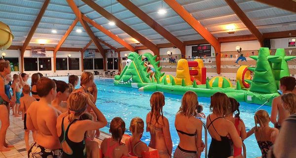 Zwembad molenduin met een krokodil stormbaan van Jb-inflatable