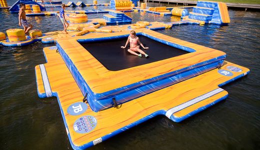 Opblaasbare Waterspelen kopen voor binnen en buiten water van JB Waterplay. Modulaire opblaasbare spellen voor zwembad en natuurwater van JB Inflatables