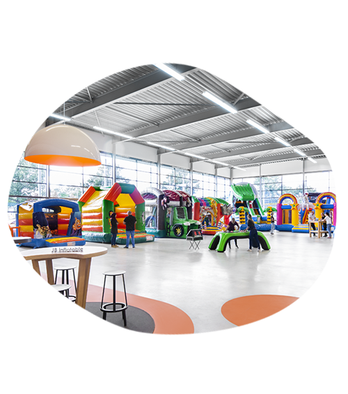 JB Inflatables de springkussens fabrikant met grote showroom en ontzettend veel producten op voorraad