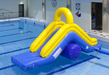 Inflatable luchtdichte 6,5 meter lange en 3,5 meter hoge waterglijbaan voor zowel jong als oud bestellen. Koop opblaasbare zwembadspelen nu online bij JB Inflatables Nederland 