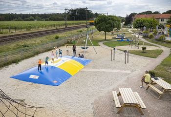 Opblaasbare thema speeltuin Airmountain op maat gemaakt bij JB Inflatables Nederland; specialist in opblaasbare reclame artikelen zoals maatwerk springbergen 