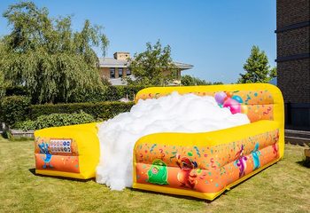 Opblaasbaar open bubble boarding springkussen met schuim bestellen in thema party feest voor kinderen