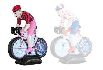 Sarah opblaasbare pop op wielrenfiets met roze kleding aan kopen