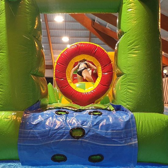 Krokodil stormbaan van JB-inflatable in zwembad Molenduin 