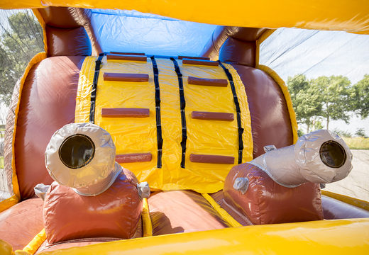 Koop opblaasbare 8 meter hindernisbaan in thema piraat voor kids. Bestel opblaasbare stormbanen nu online bij JB Inflatables Nederland