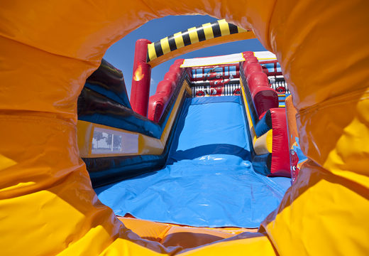 Koop inflatable mega glijbaan in thema Brandweer World met 3D-obstakels voor kinderen. Bestel opblaasbare glijbanen nu online bij JB Inflatables Nederland