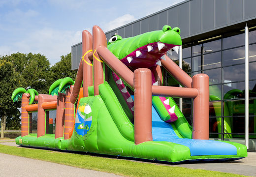 Koop een unieke 17 meter brede stormbaan in thema krokodil met 7 spelelementen en kleurrijke objecten voor kids. Bestel opblaasbare stormbanen nu online bij JB Inflatables Nederland