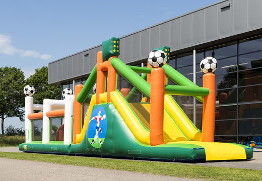 17 meter brede opblaasbare stormbaan in thema voetbal met 7 spelelementen en kleurrijke objecten voor kids kopen. Bestel opblaasbare stormbanen nu online bij JB Inflatables Nederland