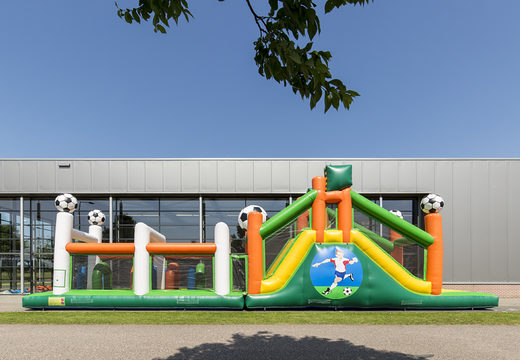 Opblaasbare unieke 17 meter brede stormbaan in voetbal thema met 7 spelelementen en kleurrijke objecten kopen voor kinderen. Bestel opblaasbare stormbanen nu online bij JB Inflatables Nederland