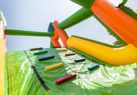 Koop opblaasbare stormbaan in thema voetbal met 7 spelelementen en kleurrijke objecten voor kinderen. Bestel opblaasbare stormbanen nu online bij JB Inflatables Nederland