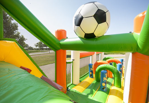 Opblaasbare unieke 17 meter brede stormbaan in thema voetbal voor kids bestellen. Bestel opblaasbare stormbanen nu online bij JB Inflatables Nederland