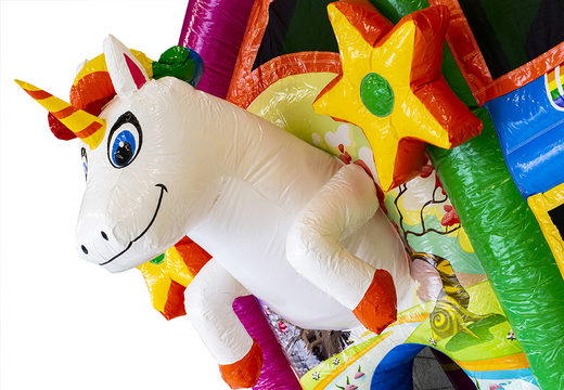 Opblaasbaar overdekt multiplay springkussen met glijbaan kopen in thema unicorn voor kinderen. Bestel opblaasbare springkussens online bij JB Inflatables Nederland