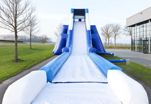 Spectaculaire opblaasbare monsterslide 8meter hoog en 54 meter lang met een dubbele trap kopen. Bestel opblaasbare glijbanen nu online bij JB Inflatables Nederland
