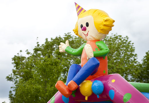 Multifun springkussen in thema party met een opvallend 3D figuur op het dak kopen voor kids. Bestel springkussens online bij JB Inflatables Nederland