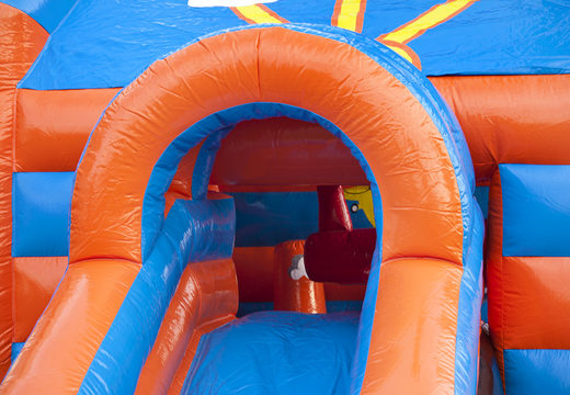 Koop voor kinderen een opblaasbaar multifun springkasteel met dak in vliegtuig thema met verschillende obstakels, een glijbaan en een 3D object op het dak bij JB Inflatables Nederland. Bestel springkastelen online bij JB Inflatables Nederland