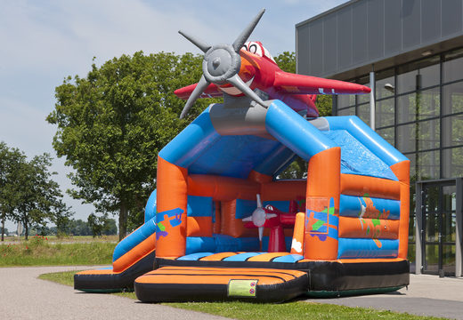Multifun springkasteel in vliegtuig thema met een opvallend 3D figuur aan de bovenkant bestellen voor kids. Koop springkastelen online bij JB Inflatables Nederland