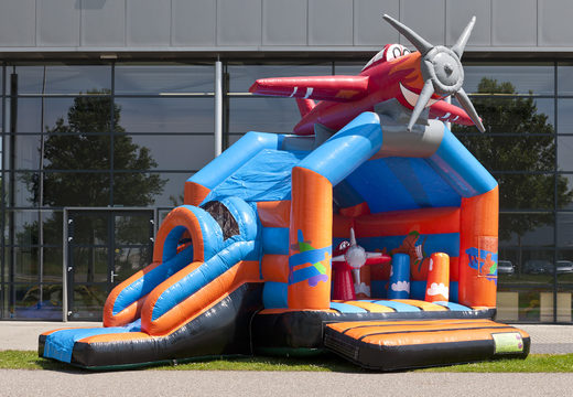 Vliegtuig opblaasbaar overdekt springkasteel met verschillende obstakels, een glijbaan en een 3D object op het dak bestellen bij JB Inflatables Nederland. Koop online springkastelen bij JB Inflatables Nederland