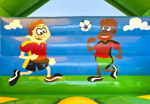 Opblaasbaar overdekt springkasteel met een 3D voetbal object op het dak kopen bij JB Inflatables Nederland. Bestel online springkastelen bij JB Inflatables Nederland