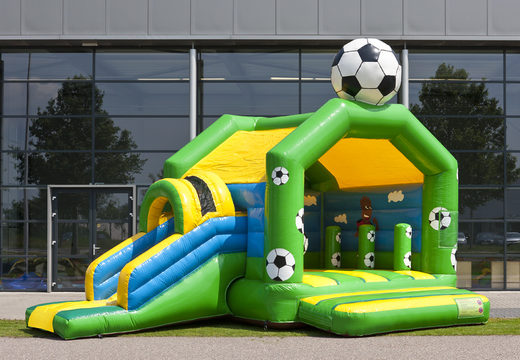Voetbal opblaasbaar overdekt springkasteel met verschillende obstakels, een glijbaan en een 3D object op het dak kopen bij JB Inflatables Nederland. Bestel online springkastelen bij JB Inflatables Nederland