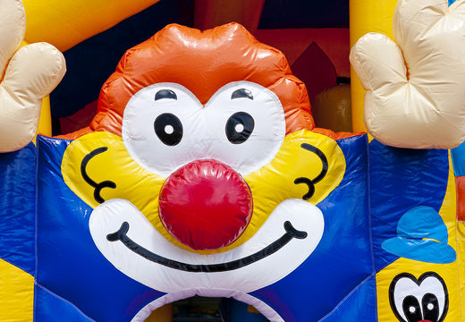 Springkasteel in clown thema met een glijbaan bestellen voor kinderen. Koop opblaasbare springkastelen online bij JB Inflatables Nederland