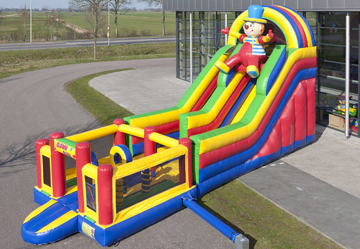 Multifunctionele opblaasbare glijbaan in clown thema met een plonsbad, indrukwekkend 3D object, frisse kleuren en de 3D obstakels voor kinderen bestellen. Koop opblaasbare glijbanen nu online bij JB Inflatables Nederland