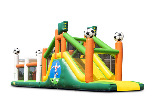 Bestel een 17 meter brede unieke stormbaan in voetbal thema met 7 spelelementen en kleurrijke objecten voor kinderen. Koop opblaasbare stormbanen nu online bij JB Inflatables Nederland