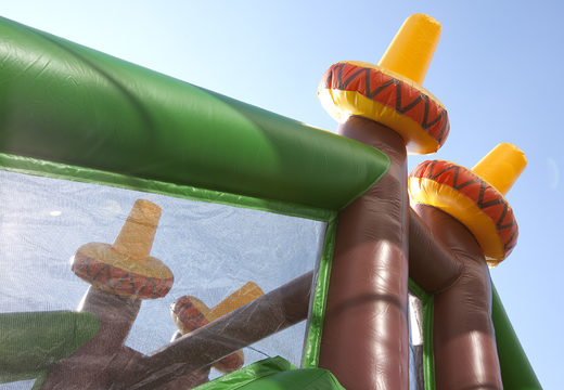 Bestel een 17 meter brede unieke stormbaan in cowboy thema met 7 spelelementen en kleurrijke objecten voor kinderen. Koop opblaasbare stormbanen nu online bij JB Inflatables Nederland