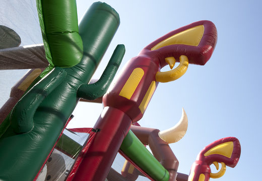 Koop een unieke 17 meter brede stormbaan in thema cowboy met 7 spelelementen en kleurrijke objecten voor kids. Bestel opblaasbare stormbanen nu online bij JB Inflatables Nederland
