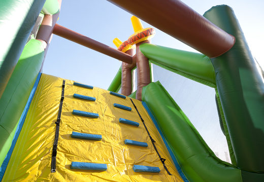 17 meter brede stormbaan in thema cowboy met 7 spelelementen en kleurrijke objecten voor kids kopen. Bestel opblaasbare stormbanen nu online bij JB Inflatables Nederland