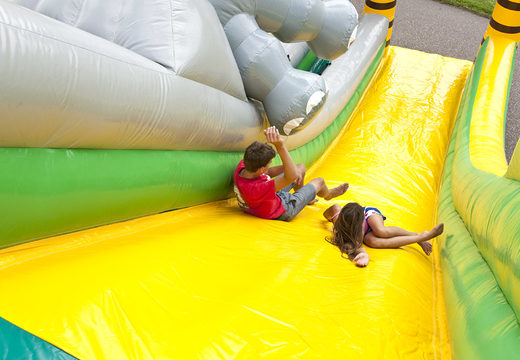Jungleworld inflatable glijbaan met grappige 3D-figuren en kleurrijke prints voor kids bestellen. Koop opblaasbare glijbanen nu online bij JB Inflatables Nederland