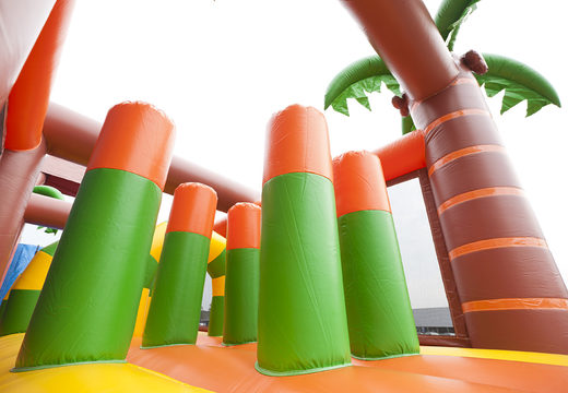 Koop opblaasbare stormbaan in thema jungle met 7 spelelementen en kleurrijke objecten voor kinderen. Bestel opblaasbare stormbanen nu online bij JB Inflatables Nederland
